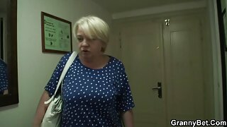 Orosz csaj a központban megcsalja ingyen por o a férjét, elfelejtve a szégyent