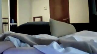 Két igényes szex gyönyörű lány egyesült a szeretet ölelésében egy széles ágyon